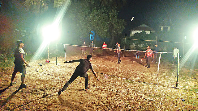 রাতে ব্যাডমিন্টন খেলার একটি মুহূর্ত। সম্প্রতি গাজীপুরের ছোট দেওড়া এলাকায়।  প্রথম আলো