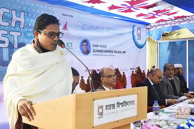 বরেন্দ্র বিশ্ববিদ্যালয়ের সিএসই টেক ফেস্টে বক্তব্য রাখছেন তথ্যপ্রযুক্তি প্রতিমন্ত্রী জুনাইদ আহ্‌মেদ। ছবি: লেখক