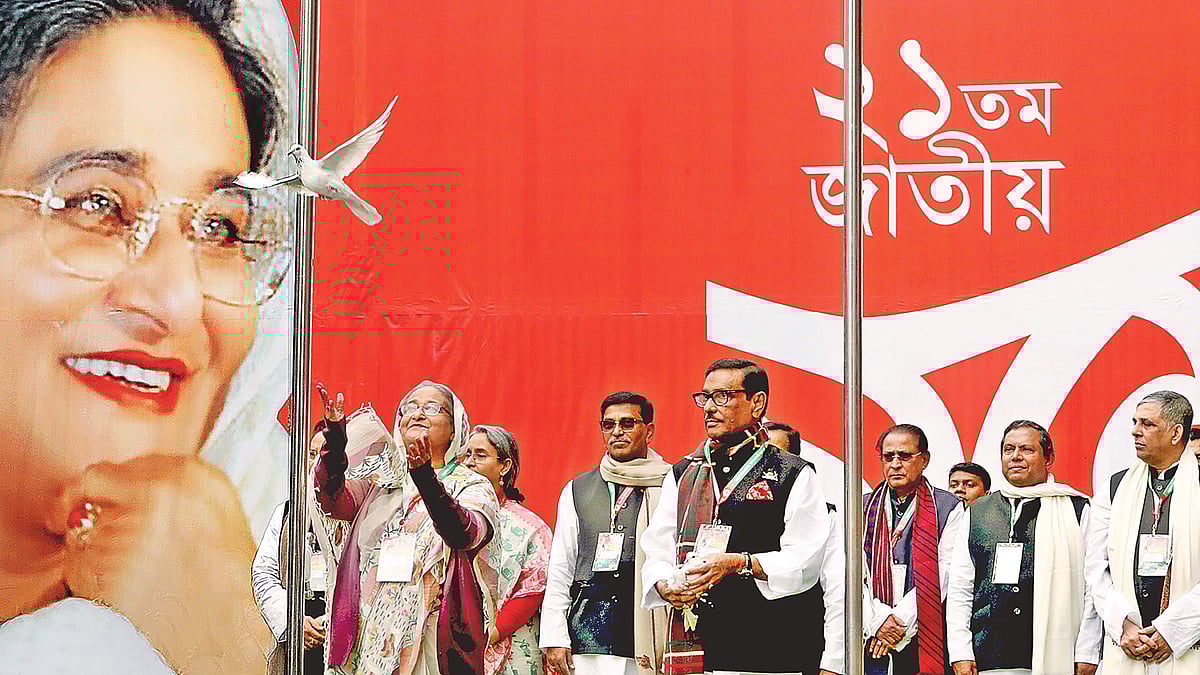 পায়রা উড়িয়ে আওয়ামী লীগের ২১তম জাতীয় সম্মেলন উদ্বোধন করেন দলের সভাপতি ও প্রধানমন্ত্রী শেখ হাসিনা। এ সময় দলের সাধারণ সম্পাদক ওবায়দুল কাদেরসহ কেন্দ্রীয় নেতারা  উপস্থিত ছিলেন। গতকাল রাজধানীর সোহরাওয়ার্দী উদ্যানে।  ছবি: বাসস