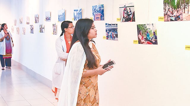 প্রদর্শনীতে স্থান পাওয়া ছবিগুলো মুগ্ধ করেছিল দর্শনার্থীদের