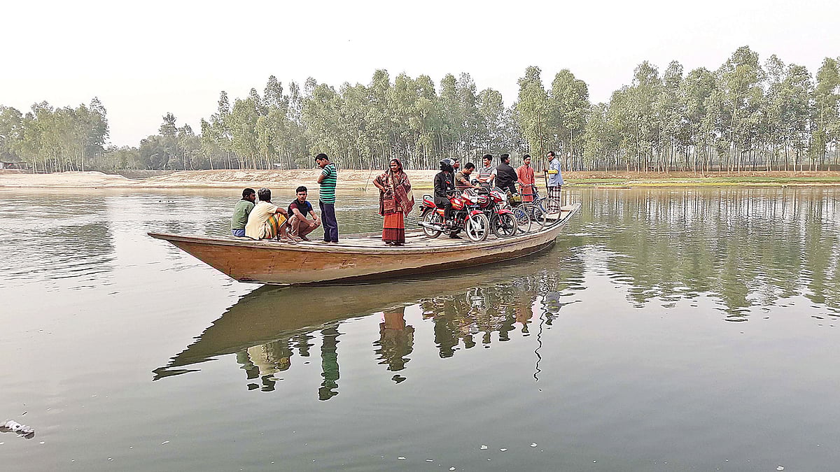 পঞ্চগড়ের বোদা উপজেলা সদরে যাতায়াতে নৌকাই বাহন কয়েকটি ইউনিয়নের মানুষের। উপজেলার আউলিয়ার ঘাটে। ছবি: প্রথম আলো