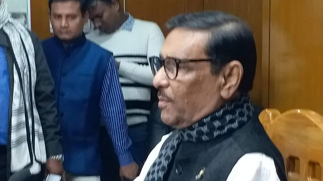 সচিবালয়ে নিজ মন্ত্রণালয়ে সাংবাদিকদের সঙ্গে আলাপকালে সড়ক পরিবহন ও সেতুমন্ত্রী ওবায়দুল কাদের। ছবি: মোশতাক আহমেদ