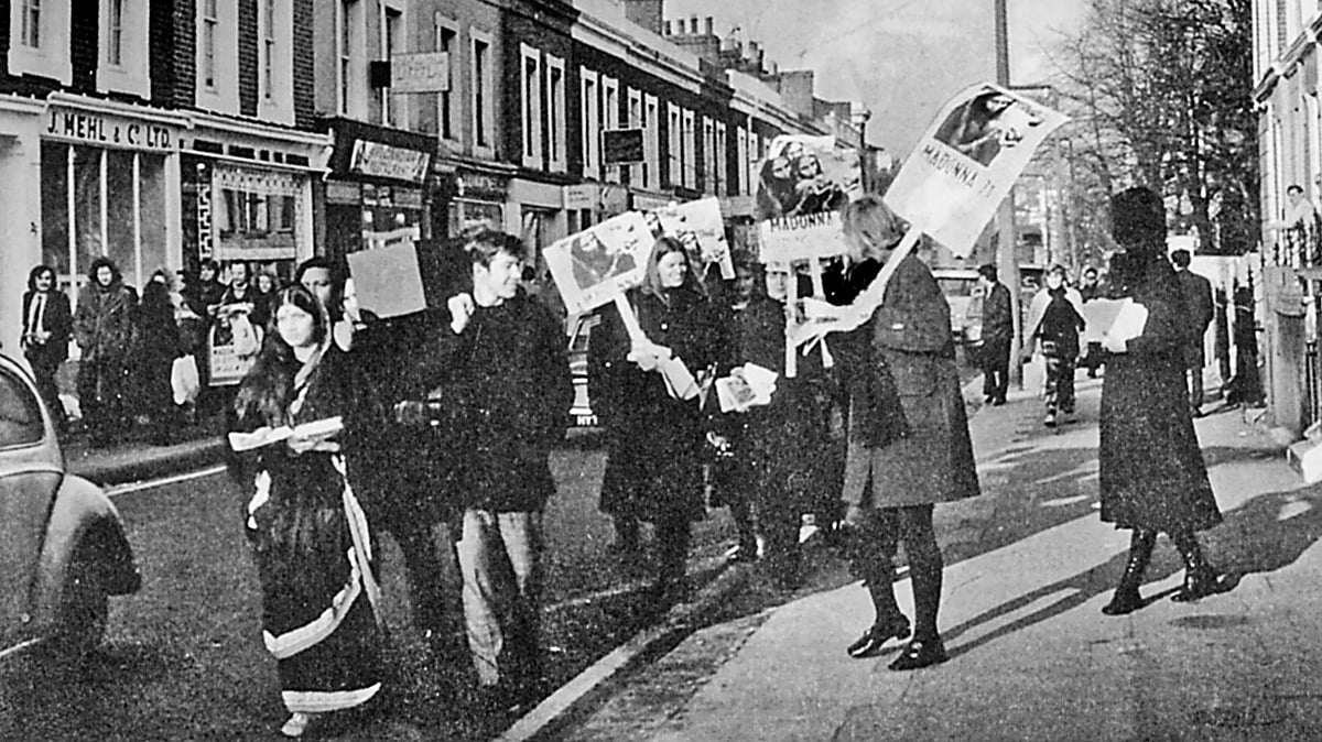 মুক্তিযুদ্ধকালে লন্ডনে ‘হেল্প বাংলাদেশ–এর শোভাযাত্রায় স্যার ফজলে হাসান আবেদ,  শাড়ি পরিহিত নারীটির পেছনে।