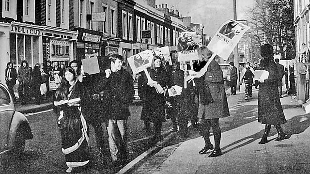 মুক্তিযুদ্ধকালে লন্ডনে ‘হেল্প বাংলাদেশ–এর শোভাযাত্রায় স্যার ফজলে হাসান আবেদ,  শাড়ি পরিহিত নারীটির পেছনে।