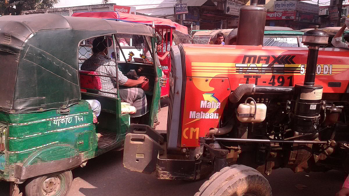 হঠাৎ ডান দিক থেকে নিষিদ্ধ ঘোষিত ট্রাক্টর ঢুকল সড়কে। শাসনগাছা, কান্দিরপাড়, কুমিল্লা, ১৮ ডিসেম্বর। ছবি: লেখক