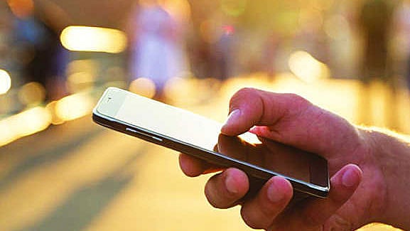 স্মার্টফোনের ওপর নির্ভরশীলতা বাড়ছে মানুষের। ছবি: আইএএনএস