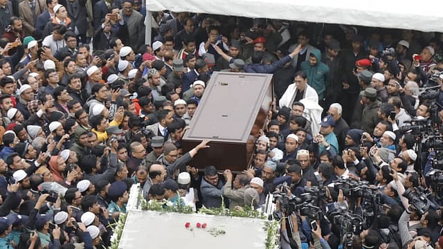 স্যার ফজলে হাসান আবেদের মরদেহ নেওয়া হচ্ছে। ছবি: দীপু মালাকার