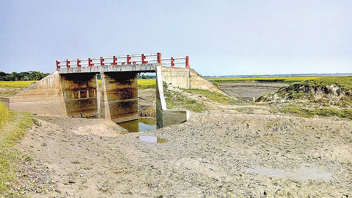 সেতুর দুই পাশে সংযোগ সড়ক নেই। কলমাকান্দায় মাইজপাড়া-জয়নগর সড়কে মাইজপাড়া এলাকায়। ছবি: প্রথম আলো