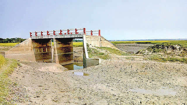সেতুর দুই পাশে সংযোগ সড়ক নেই। কলমাকান্দায় মাইজপাড়া-জয়নগর সড়কে মাইজপাড়া এলাকায়।  ছবি: প্রথম আলো