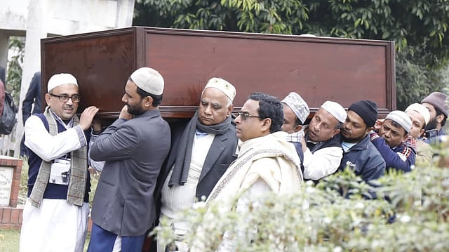 স্যার ফজলে হাসান আবেদের মরদেহ নিয়ে যাওয়া হচ্ছে। ছবি: দীপু মালাকার