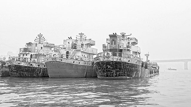 সোনারগাঁয়ে মেঘনা সেতুর দুই পাশে নদীতে এভাবেই মাসের পর মাস নোঙর করে রাখা হয়েছে নৌযান। গতকাল সকালে।  ছবি: প্রথম আলো