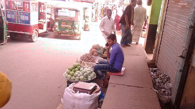 ফুটপাতে দোকান বসিয়েছেন ফল বিক্রেতা। শাসনগাছা, কান্দিরপাড়, কুমিল্লা, ১৮ ডিসেম্বর। ছবি: লেখক