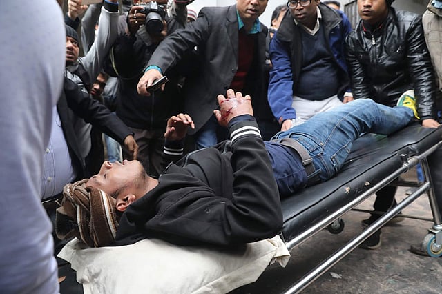 হামলায় আহত হন ভিপি নুরুল ও তাঁর সঙ্গে থাকা কয়েকজন। ছবি: সাইফুল ইসলাম