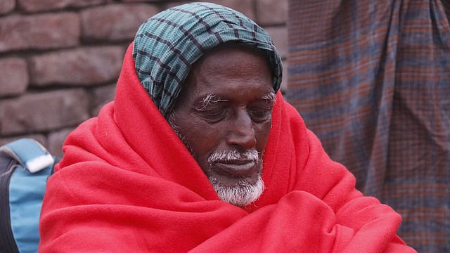 শীতে কাবু এক দিনমজুর। গোয়ালচামট এলাকা, ফরিদপুর শহর, ২১ ডিসেম্বর। ছবি: আলীমুজ্জামান