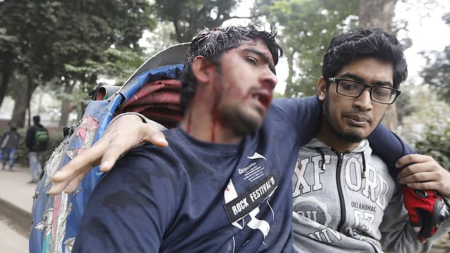 হামলায় আহত হন ভিপি নুরুল ও তাঁর সঙ্গে থাকা কয়েকজন। ছবি: শুভ্র কান্তি দাশ