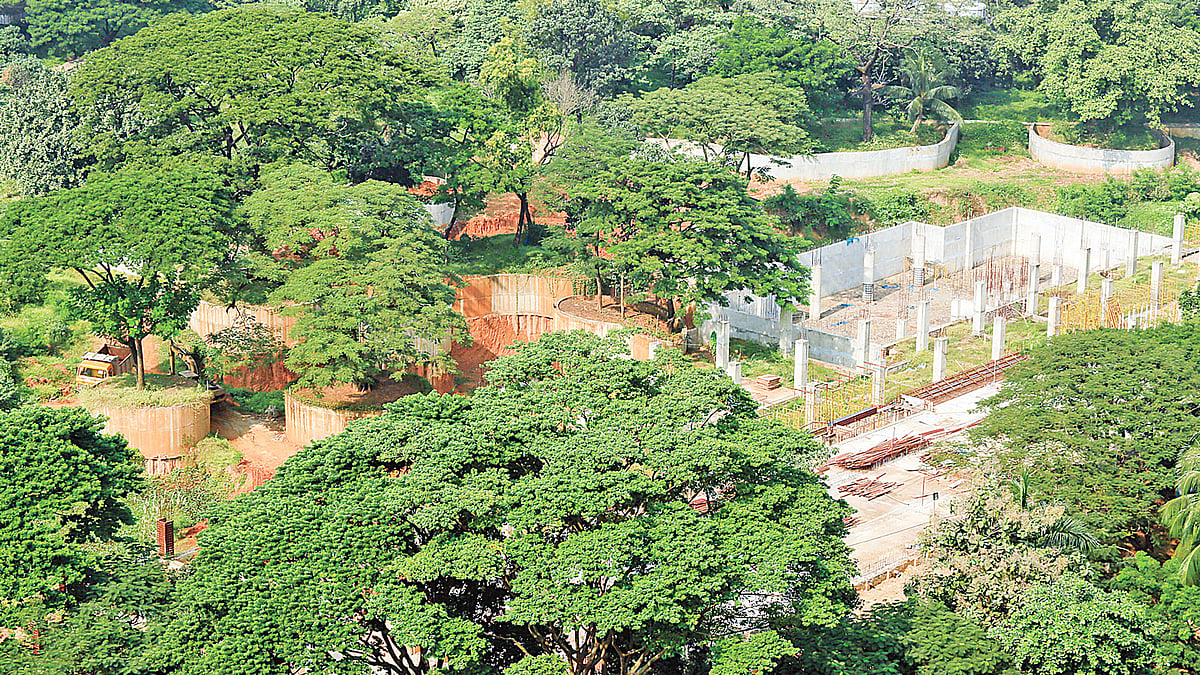 ওসমানী উদ্যানে অসমাপ্ত স্থাপনা। সাম্প্রতিক ছবি।  প্রথম আলো