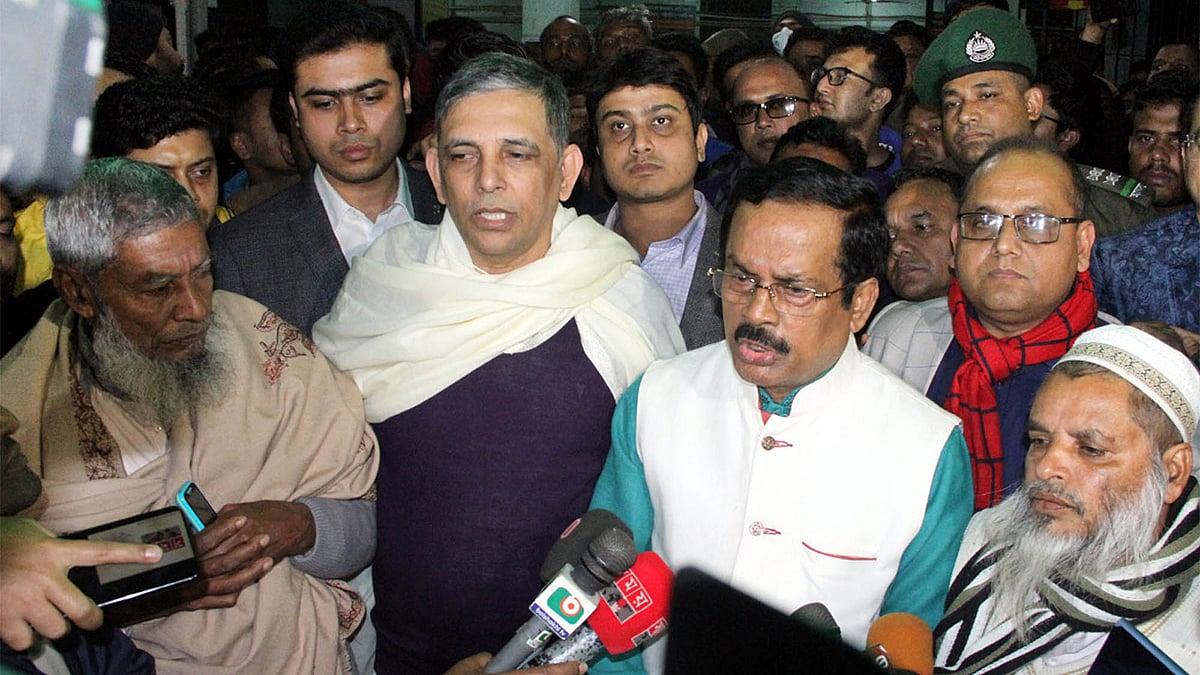 ঢাকা বিশ্ববিদ্যালয় ছাত্রলীগ ও মুক্তিযুদ্ধ মঞ্চের একাংশের নেতা-কর্মীদের হামলায় নুরুল হক ও তাঁর সংগঠনের কর্মীদের দেখতে ঢাকা মেডিকেলে যান নানক ও নাছিম। ছবি: ফোকাস বাংলা