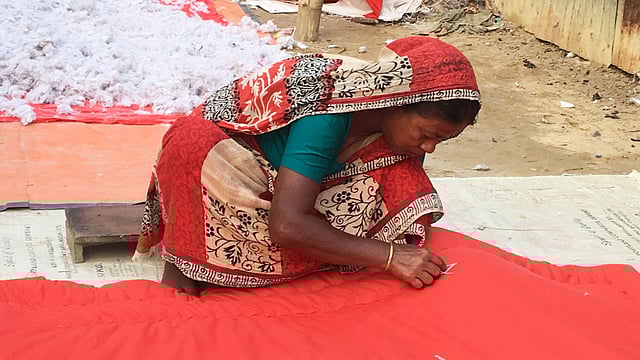 লেপ সেলাইয়ে ব্যস্ত সুফিয়া বেগম। ছবি: পলাশ বড়ুয়া