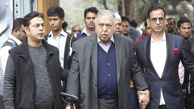 বনানী কবরস্থানে এসেছিলেন জাতীয় ঐক্যফ্রন্টের শীর্ষ নেতা ও গণফোরাম সভাপতি ড. কামাল হোসেন। ছবি: দীপু মালাকার