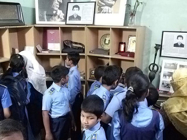 দর্শনার্থী স্কুলের শিক্ষার্থী। ছবি: লেখক