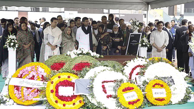 স্যার ফজলে হাসান আবেদের প্রতি শ্রদ্ধা নিবেদন। আর্মি স্টেডিয়াম, বনানী, ঢাকা, ২২ ডিসেম্বর। ছবি: দীপু মালাকার