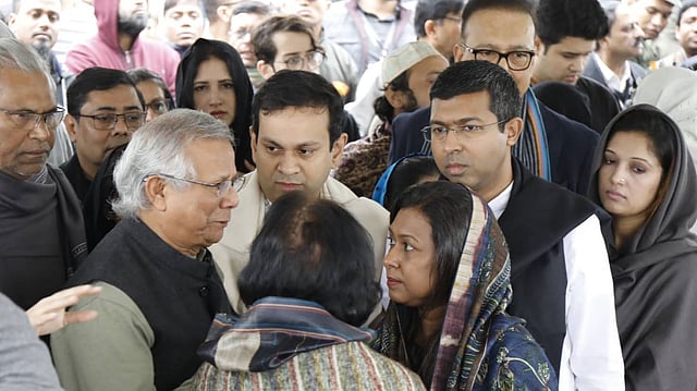 স্যার ফজলে হাসান আবেদের পরিবারের সদস্যদের সান্ত্বনা দেন অধ্যাপক মুহাম্মদ ইউনূস। ছবি: প্রথম আলো