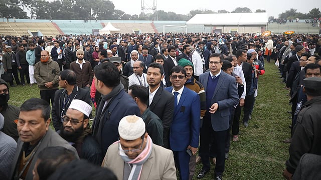স্যার ফজলে হাসান আবেদকে শ্রদ্ধা জানাতে জড়ো হয়েছে মানুষ। আর্মি স্টেডিয়াম, বনানী, ঢাকা, ২২ ডিসেম্বর। ছবি: আবদুস সালাম