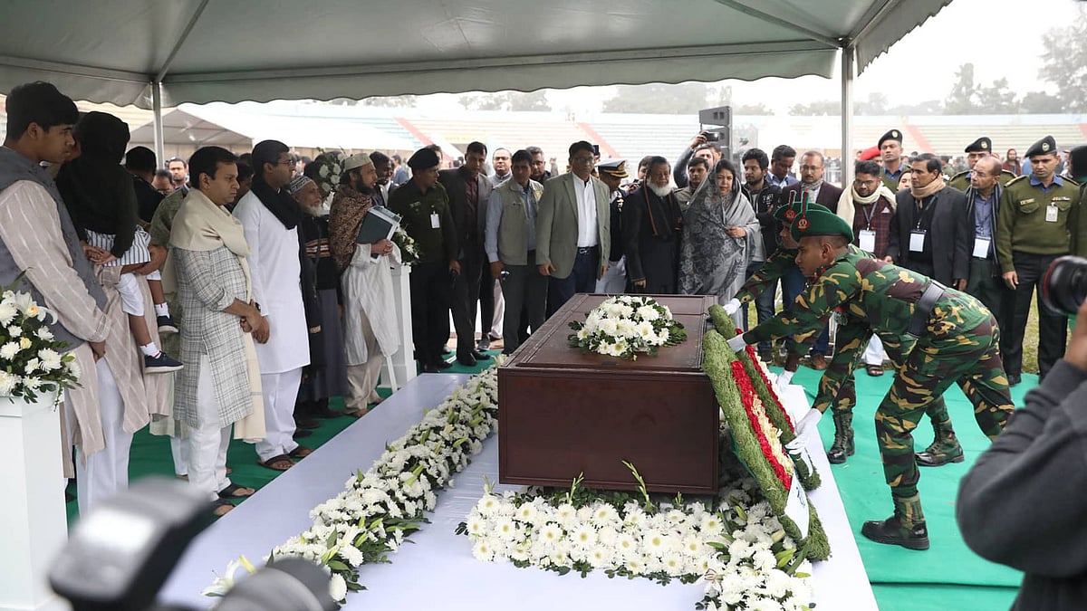 স্যার ফজলে হাসান আবেদকে শেষ শ্রদ্ধা। শ্রদ্ধা নিবেদন করা হয় রাষ্ট্রপতি ও প্রধানমন্ত্রীর পক্ষ থেকে। উপস্থিত ছিলেন আওয়ামী লীগের কেন্দ্রীয় নেতারা। ছবি: আবদুস সালাম