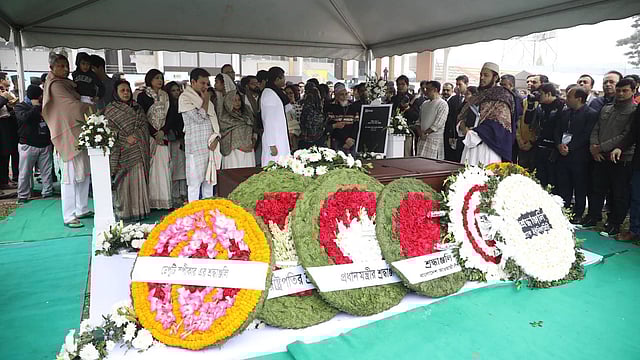 স্যার ফজলে হাসান আবেদকে শেষ শ্রদ্ধা। শ্রদ্ধা নিবেদন করা হয় রাষ্ট্রপতি ও প্রধানমন্ত্রীর পক্ষ থেকে। উপস্থিত ছিলেন আওয়ামী লীগের কেন্দ্রীয় নেতারা। ছবি: আবদুস সালাম