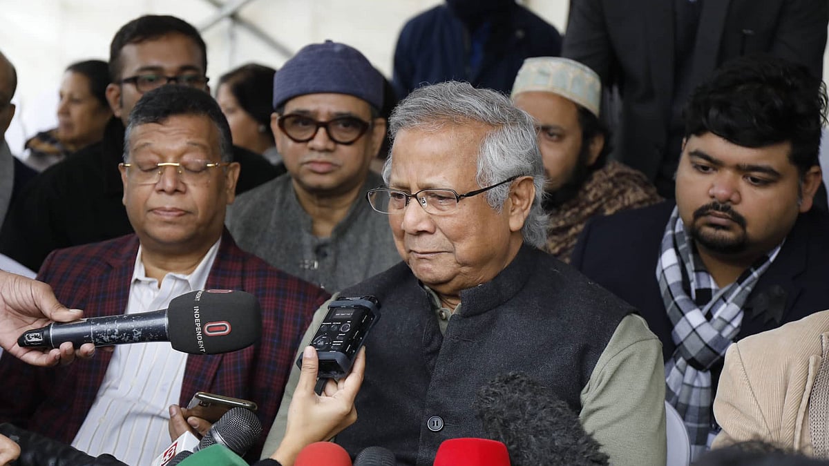 ব্র্যাকের প্রতিষ্ঠাতা স্যার ফজলে হাসান আবেদকে শেষ শ্রদ্ধা জানিয়ে কথা বলার সময় অশ্রুসিক্ত হয়ে পড়েন গ্রামীণ ব্যাংকের প্রতিষ্ঠাতা ও নোবেল বিজয়ী অধ্যাপক মুহাম্মদ ইউনূস। ছবি: প্রথম আলো