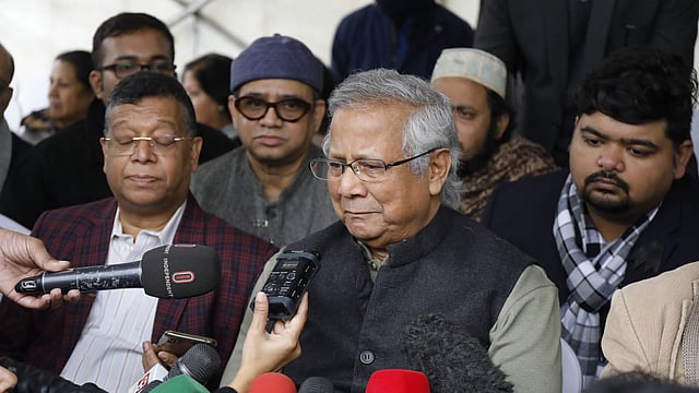 ব্র্যাকের প্রতিষ্ঠাতা স্যার ফজলে হাসান আবেদকে শেষ শ্রদ্ধা জানিয়ে কথা বলার সময় অশ্রুসিক্ত হয়ে পড়েন গ্রামীণ ব্যাংকের প্রতিষ্ঠাতা ও নোবেল বিজয়ী অধ্যাপক মুহাম্মদ ইউনূস। ছবি: প্রথম আলো