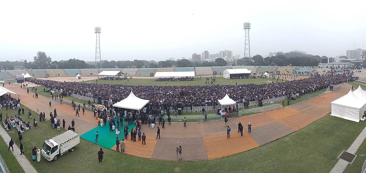 স্যার ফজলে হাসান আবেদের জানাজায় জড়ো হয়েছেন মানুষ। ছবি: দীপু মালাকার