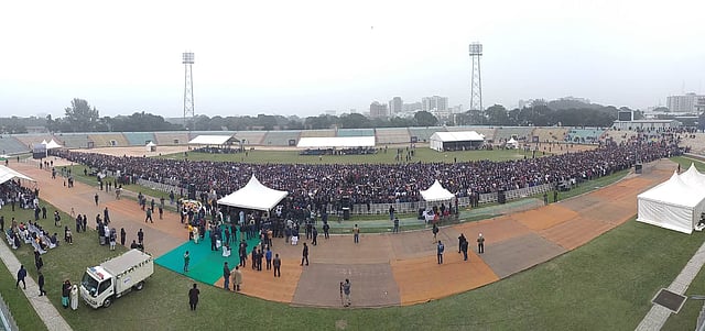 স্যার ফজলে হাসান আবেদের জানাজায় জড়ো হয়েছেন মানুষ। ছবি: দীপু মালাকার