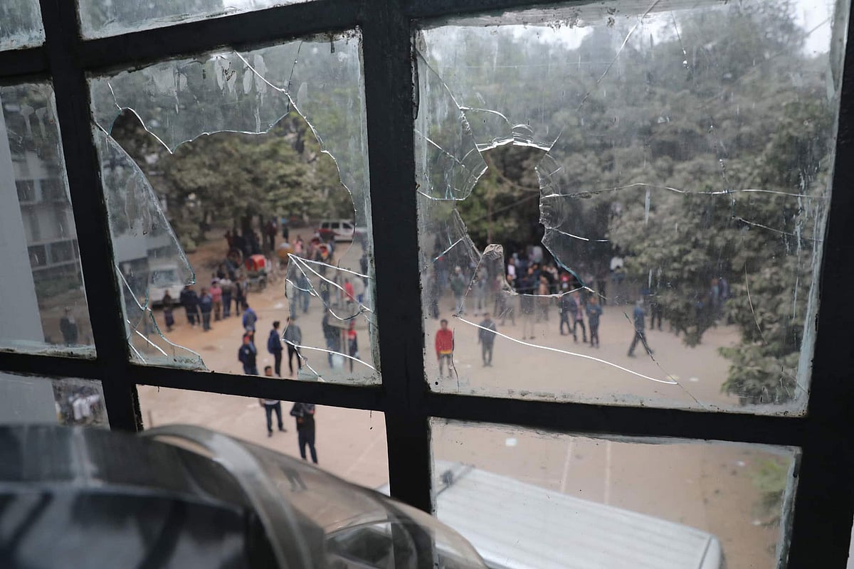 হামলায় ডাকসু ভবনের কাচ ভেঙে যায়। ছবি: সাইফুল ইসলাম