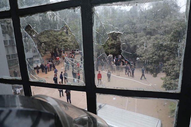 হামলায় ডাকসু ভবনের কাচ ভেঙে যায়। ছবি: সাইফুল ইসলাম