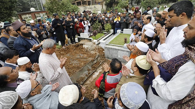 রাজধানীর বনানী কবরস্থানে স্যার ফজলে হাসান আবেদের দাফন সম্পন্ন হয়। ছবি: দীপু মালাকার