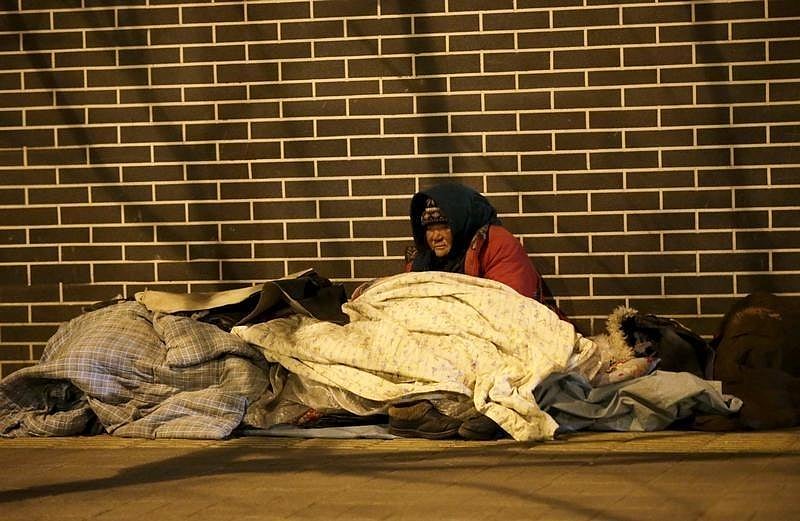 নিয়ন্ত্রিত বা উদার পুঁজিবাদ, প্রকরণ যা-ই হোক বৈষম্য বাড়িয়ে চলাই এর একমাত্র নিয়তি। বেইজিংয়ের রাস্তায় গৃহহীন এক নারী। ছবি: রয়টার্স