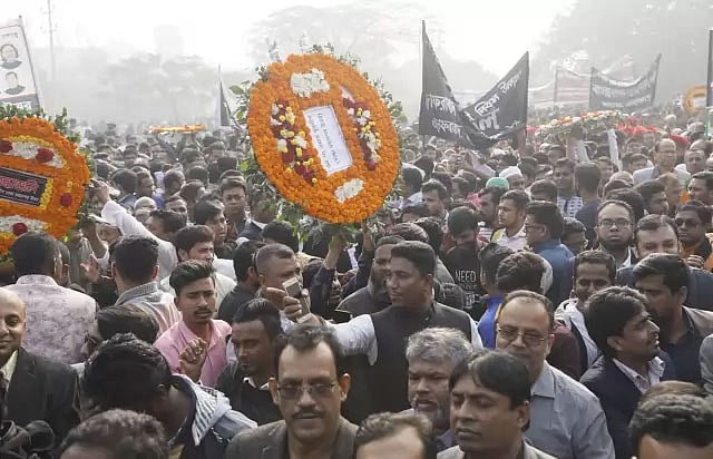 শহীদ বুদ্ধিজীবী দিবসে রায়েরবাজার বুদ্ধিজীবী স্মৃতিসৌধ ফুল দিয়ে শহীদের প্রতি শ্রদ্ধা জানানো শিক্ষার্থীসহ নানা শ্রেণি-পেশার মানুষ। রায়েরবাজার বুদ্ধিজীবী স্মৃতিসৌধ, ঢাকা, ১৪ ডিসেম্বর। ছবি: তানভীর আহাম্মেদ