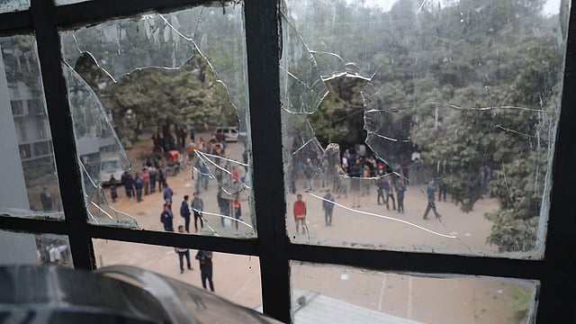 গতকালের হামলায় ডাকসু ভবনের কাচ ভেঙে যায়। ছবি: প্রথম আলো