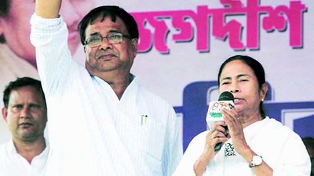 পশ্চিমবঙ্গের মুখ্যমন্ত্রী ও তৃণমূলের নেত্রী মমতা বন্দ্যোপাধ্যায়ের সঙ্গে উদয়ন গুহ। ছবি: ভাস্কর মুখার্জি