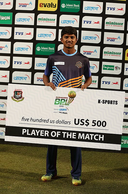 ম্যাচসেরার পুরস্কার হাতে ঢাকা প্লাটুনের মেহেদী হাসান। ছবি: বিসিবি