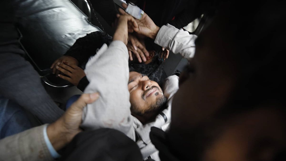 গতকাল হামলায় আহত নুরুল হক। ছবি: প্রথম আলো