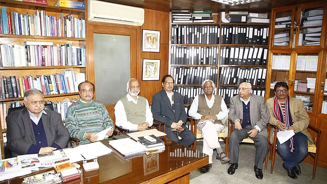 ঐক্যফ্রন্টের স্টিয়ারিং কমিটির বৈঠক শেষে সাংবাদিকদের সঙ্গে কথা বলেন ড. কামাল হোসেন। ছবি: প্রথম আলো
