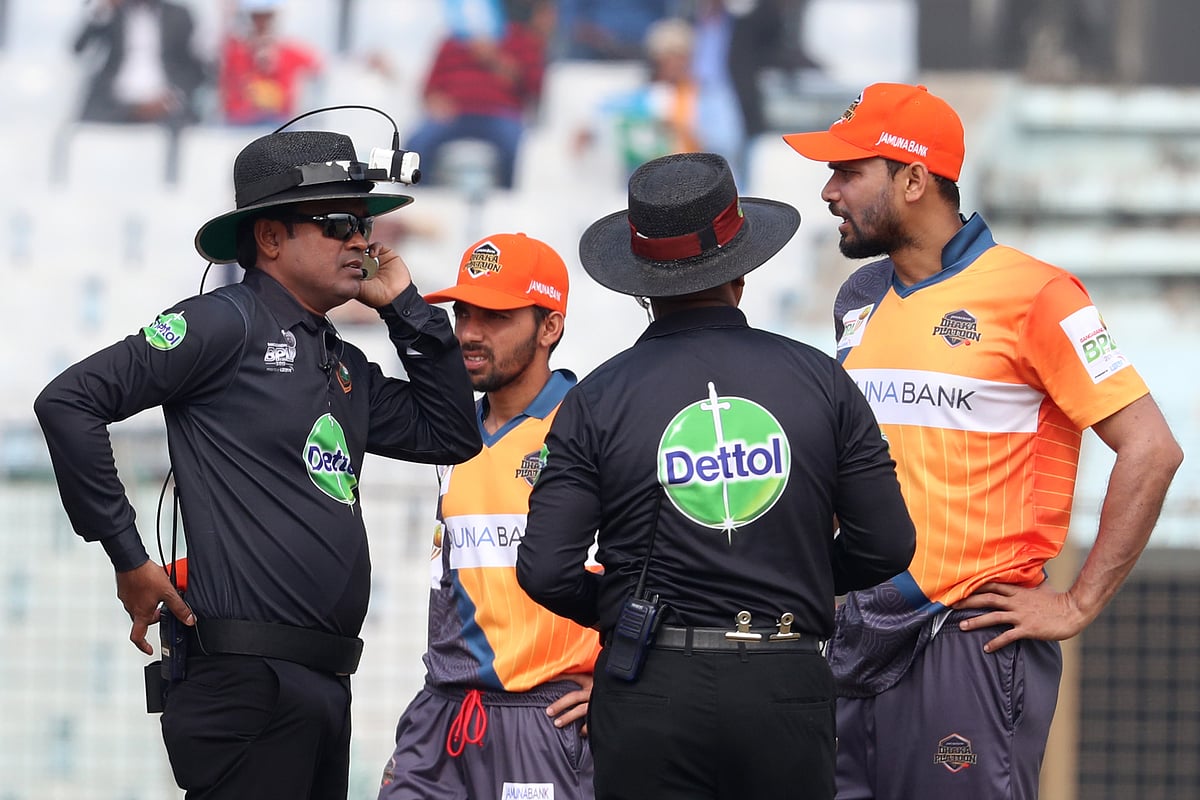 নো বল নিয়ে আলোচনা করছেন আম্পায়াররা। ছবি: প্রথম আলো