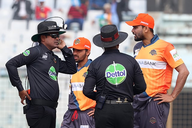 নো বল নিয়ে আলোচনা করছেন আম্পায়াররা। ছবি: প্রথম আলো