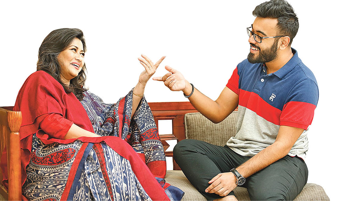শত উৎকণ্ঠায় সন্তানের ভরসা শেষ পর্যন্ত মা। মডেল দিনা আলম ও আয়মান নাসিম। ছবি: সুমন ইউসুফ