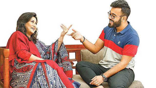 শত উৎকণ্ঠায় সন্তানের ভরসা শেষ পর্যন্ত মা। মডেল দিনা আলম ও আয়মান নাসিম।  ছবি: সুমন ইউসুফ