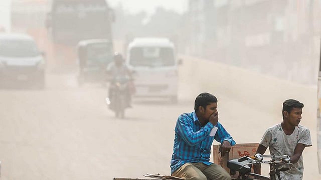 যেতে হয় নাকে হাত চেপে । ছবি :  দীপু মালাকার