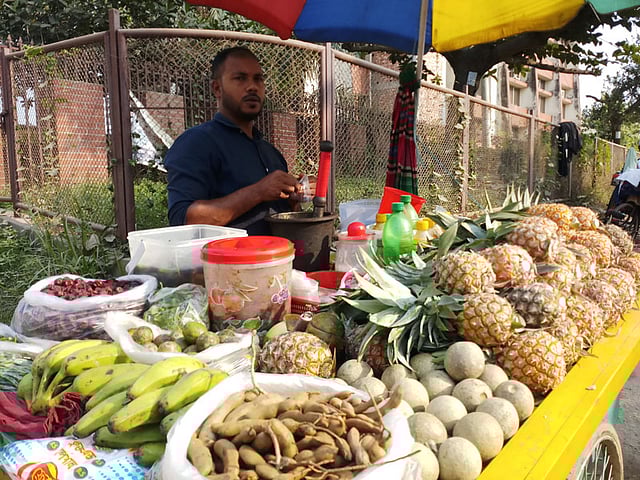 রাজধানীর অনেক এলাকায় এখন ভ্যানে করে কাঁচা কলার ভর্তা বিক্রি করে। ছবি: লেখক