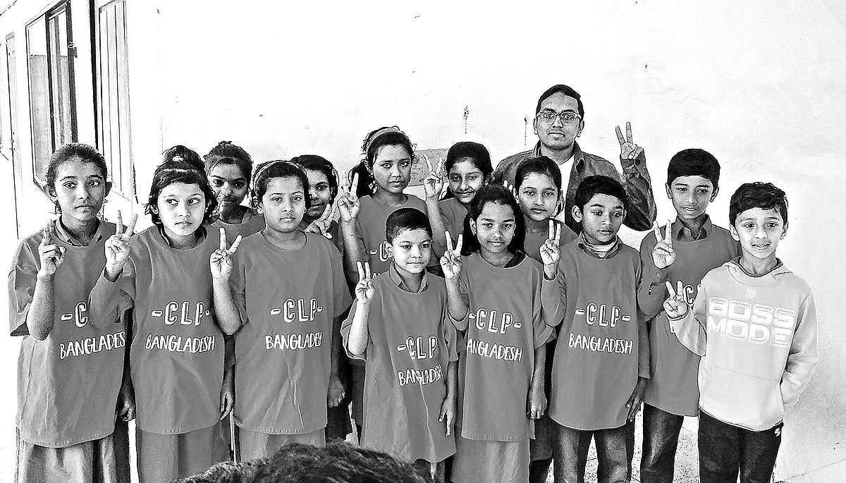 শিক্ষার্থীদের সঙ্গে কীয়ান রাশেদ। গতকাল উদ্দীপন বদর-সামছু বিদ্যানিকেতনে।  প্রথম আলো